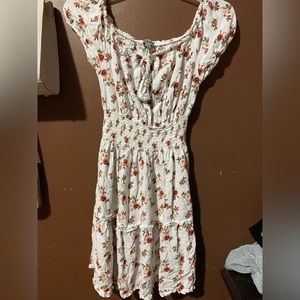 This is a white dress and it’s a size S, only wore it 3 times!!!